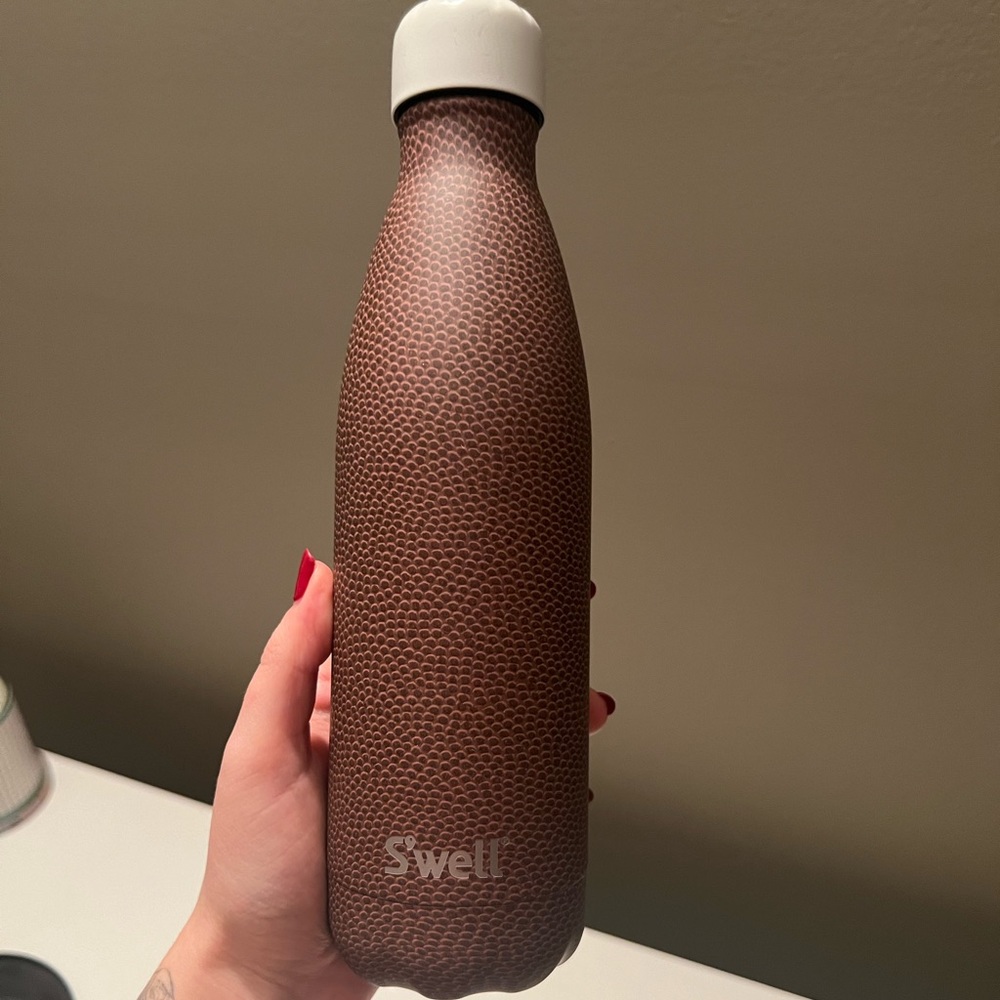 Swell water bottle